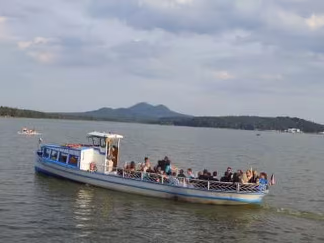 Parník Hynek na Máchově jezeře